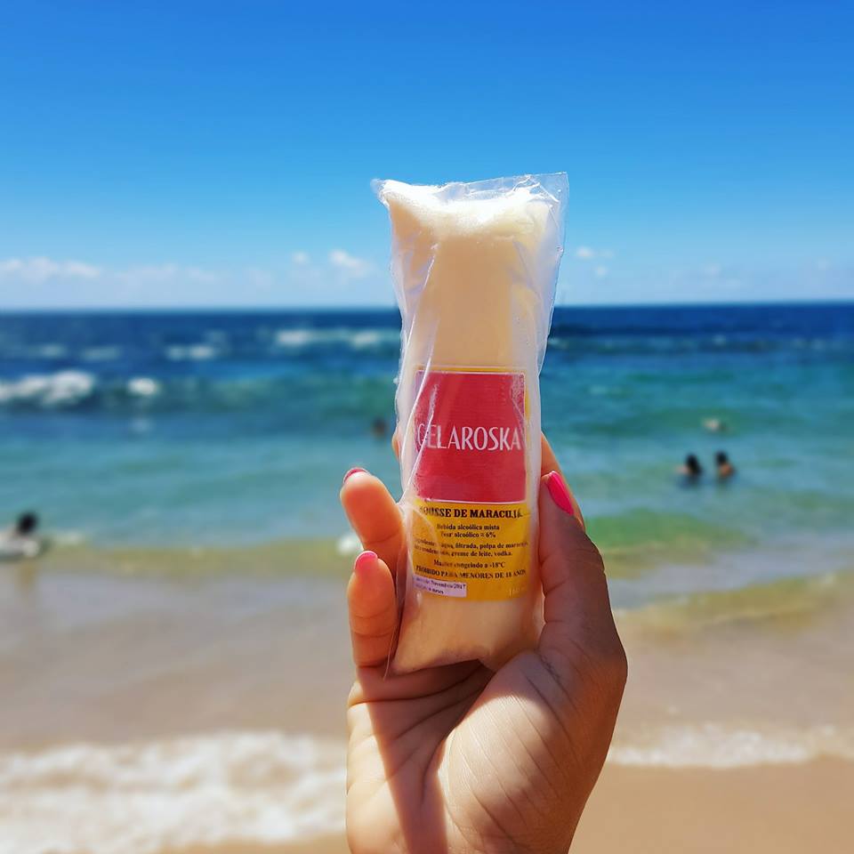 Estudante de Direito ganha R$ 900 por dia vendendo sacol de vodca na praia