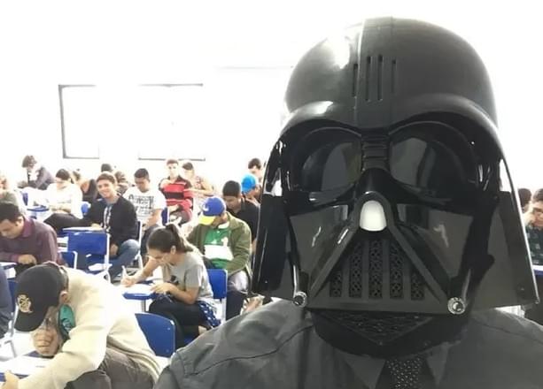 Professor de Direito aplica provas fantasiado de Darth Vader