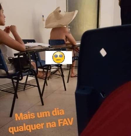 Aluno assiste  aula pelado em universidade de Gois